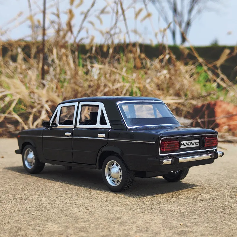 Diecast Model car 1 24 LADA Classic Car Alloy Car Model Diecast Simulation Metal Toy Vehicle Pull Back Car Sound Light Collection Kids Gifts 231005