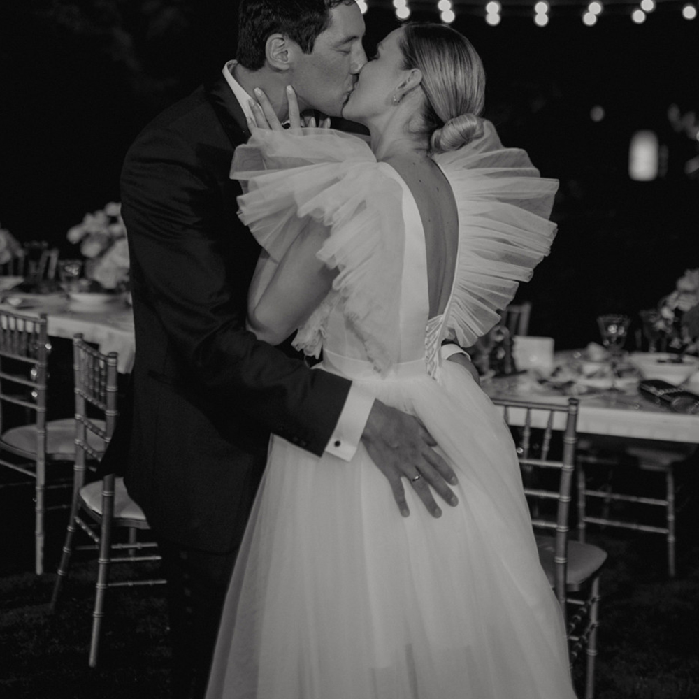 V Neck High Low Tulle Wedding Dresses Bridal Gowns Mini Length Flare Pleated Sleeves Wedding Gown Backless Lace Up Wedding Dance Dress