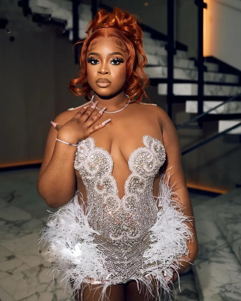 Luxury White Diamond Prom Dresses For Black Girls Rhinestone Sheer Neck Feathers Birthday Party Gowns 2024 Homecoming Dress D0312