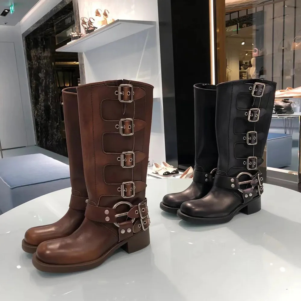 Designer Leather Boots Thick Heel Cap Toes Knee Booties Belt Buckle Cowhide Slip-On Motorcycle Boots Women Outdoor Shoes Luxury Designer Combat Boots