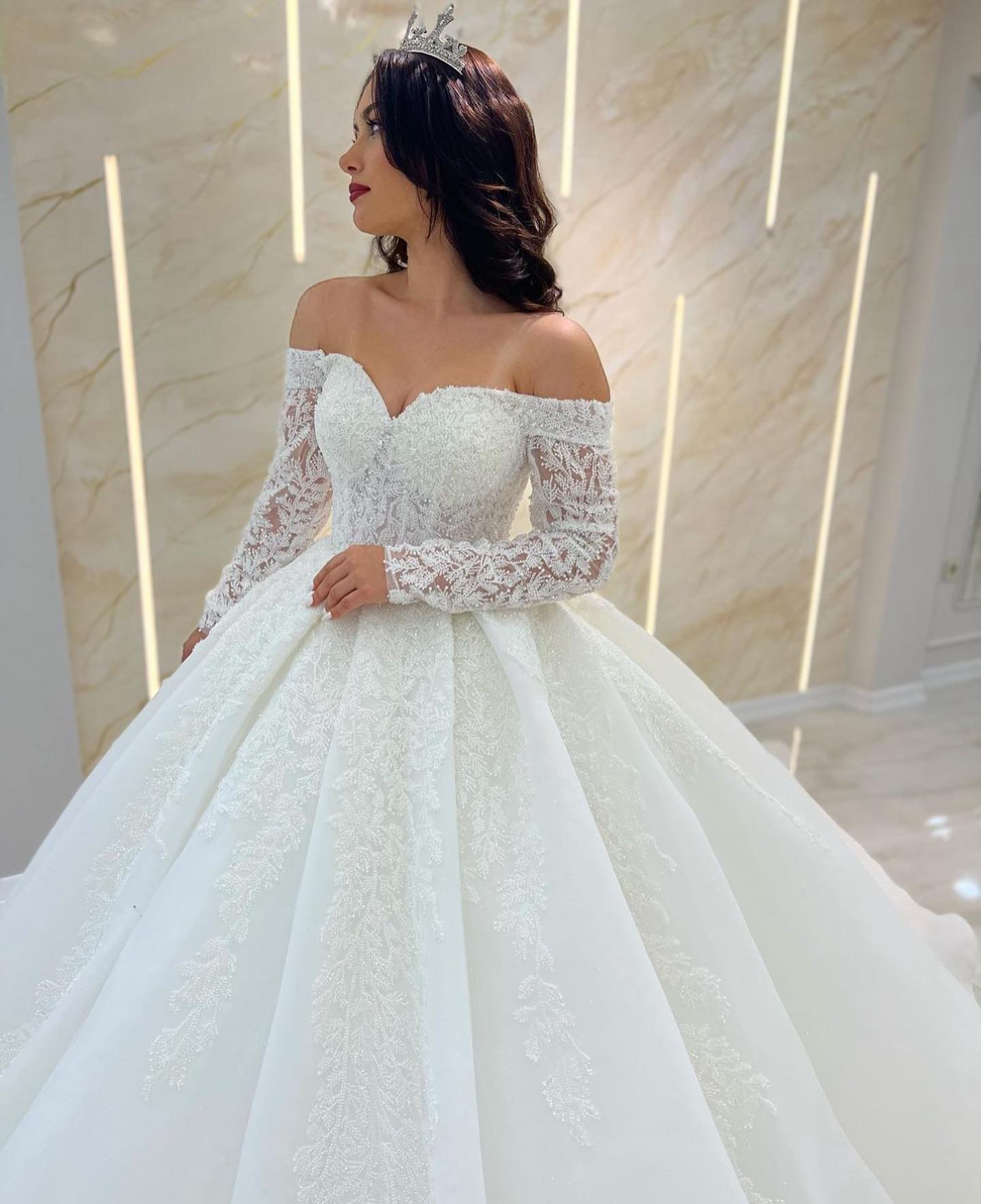 Saudi Arabic Ball Gown Dresses Off Shoulder Long Sleeves Beading Lace Wedding Dress Sweep Train Bridal Gowns 0515