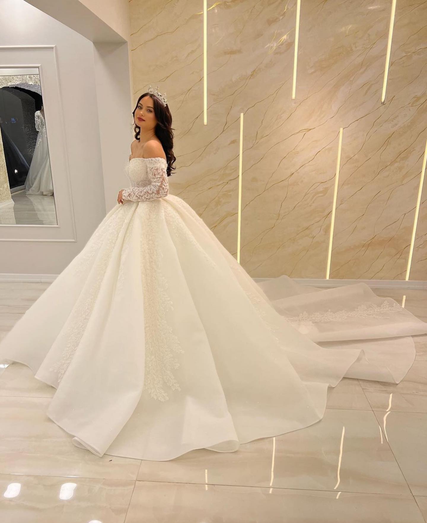 Saudi Arabic Ball Gown Dresses Off Shoulder Long Sleeves Beading Lace Wedding Dress Sweep Train Bridal Gowns 0515