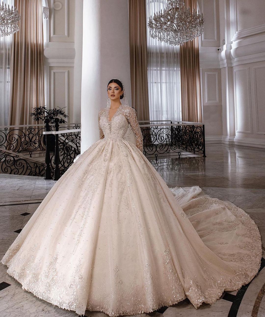 Elegant V Neck Wedding Dresses Ball Gown Luxurious Beading Lace Full Sleeve Dresses vestidos de novia Custom Made