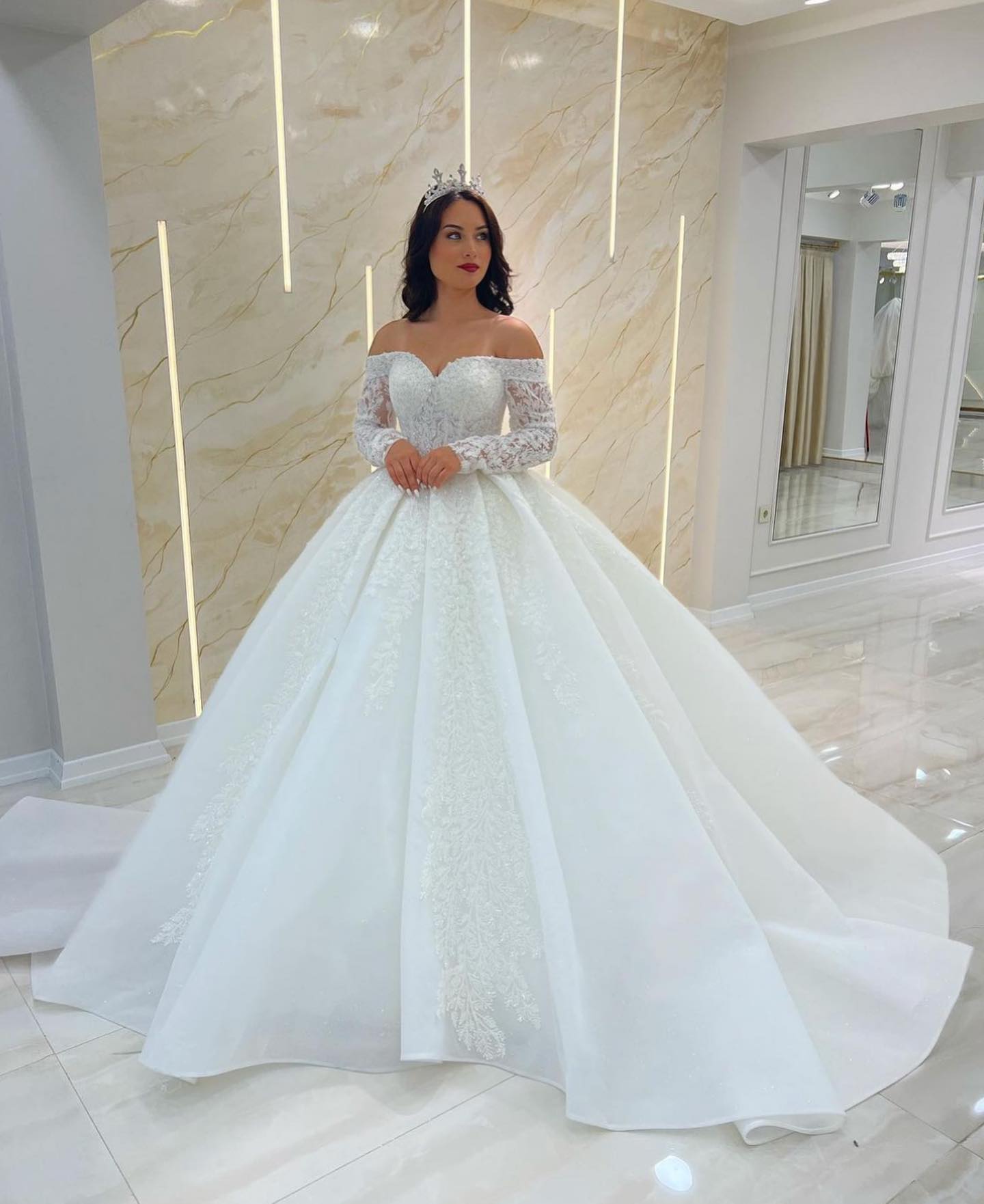 Saudi Arabic Ball Gown Dresses Off Shoulder Long Sleeves Beading Lace Wedding Dress Sweep Train Bridal Gowns 0515