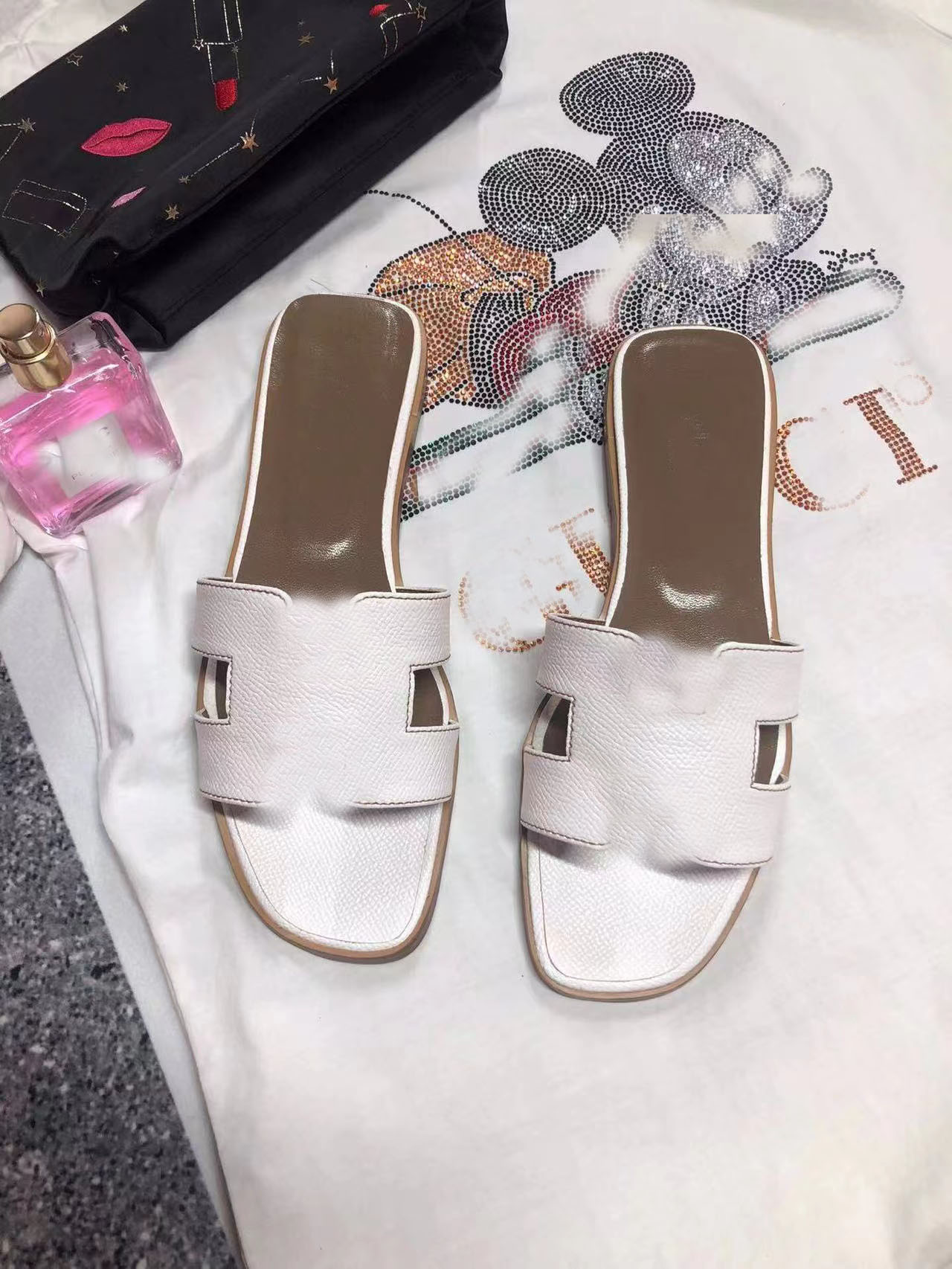 Beach slippers Classic Flat heel Summer Lazy Designer fashion Cartoon Big Head flops leather