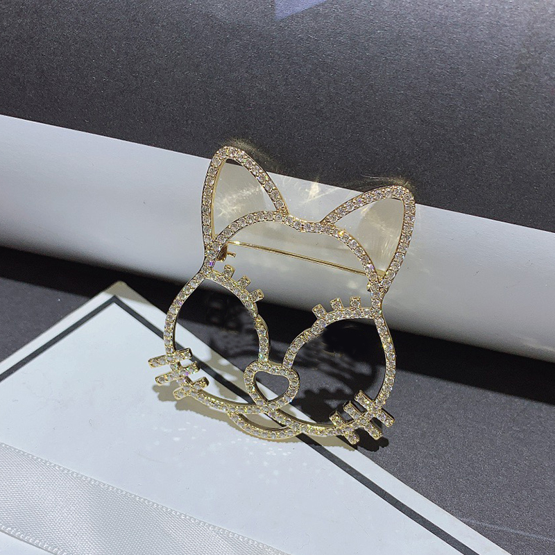 Fashion classic copper bottom micro inlaid rhinestone brooches for ladies favorite delicate items clothing pins accessories in European and American countries