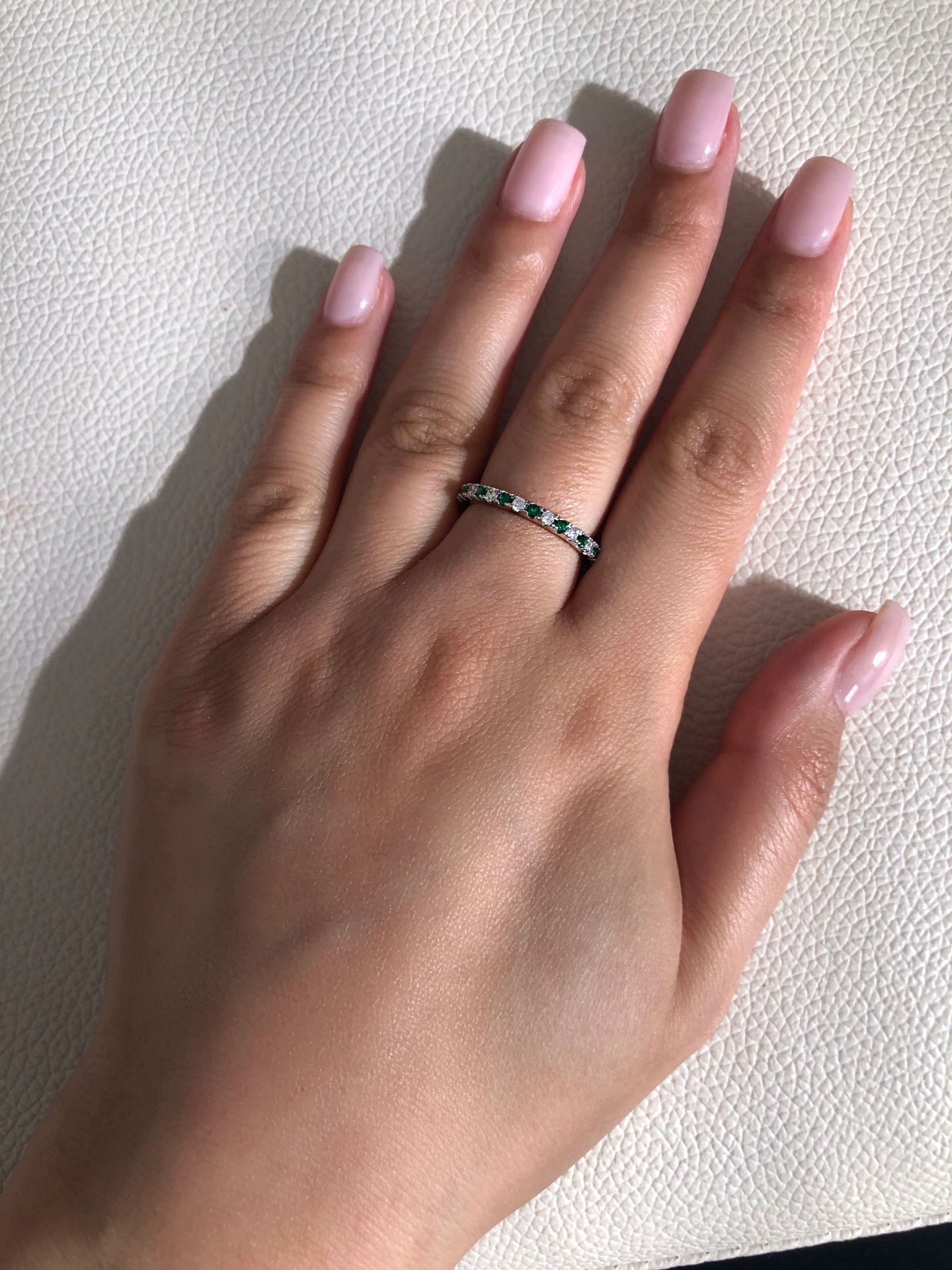 2025 Drop Ship Sweet Cute Wedding Rings Simple Fashion Jewelry 925 Sterling Silver Single Round Cut Emerald Party Elegant Women Engagement Band Ring G