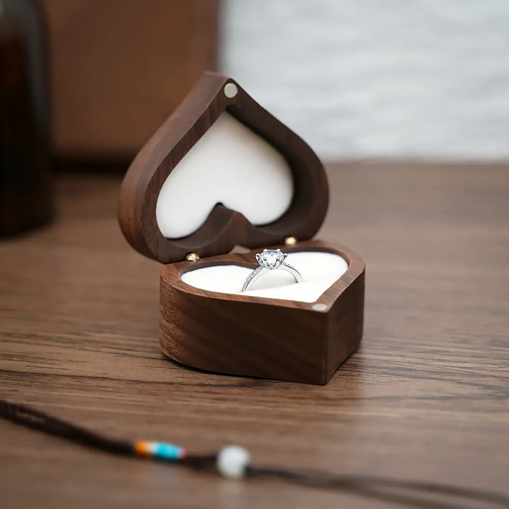 Jewelry Boxes ring box for wedding ceremony Vintage Walnut Wood Box Engagement Ring Storage Proposal Portable Holder Rustic Wedding 231011