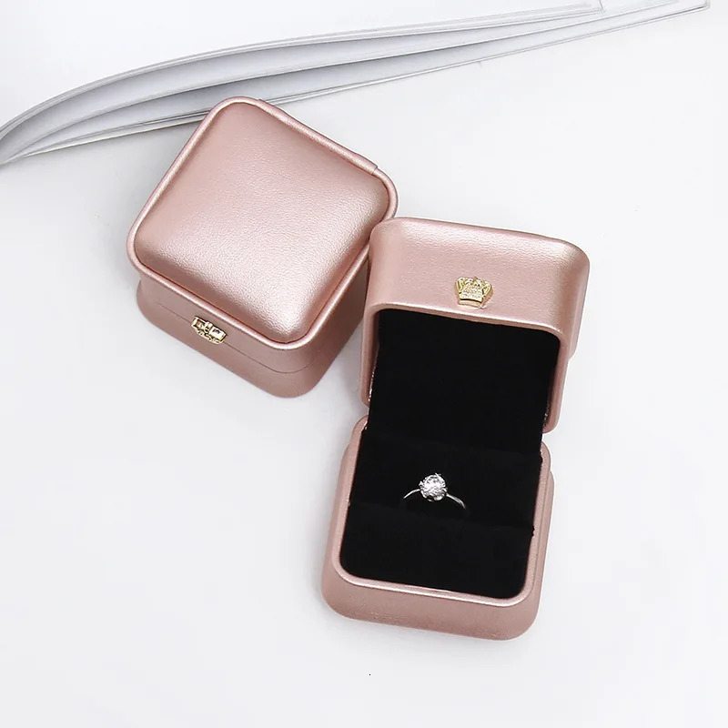 Jewelry Boxes 1Pcs Fashion ring jewelry box 5 8x5 8x4 5cm rose gold navy blue green white Pu crown buckle wedding gift 231011