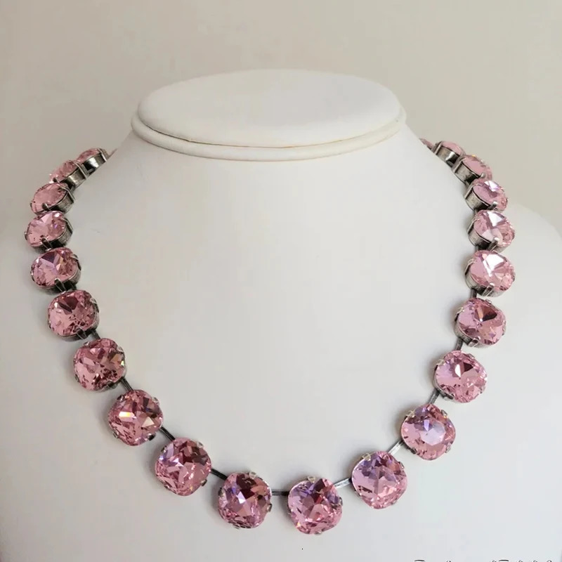 Chokers Pink Color Shiny Glass Crystal Inlaid Short Necklace Ladies Party Simple Ball Fashion Charms Lock Bone Chain Jewelry 231010