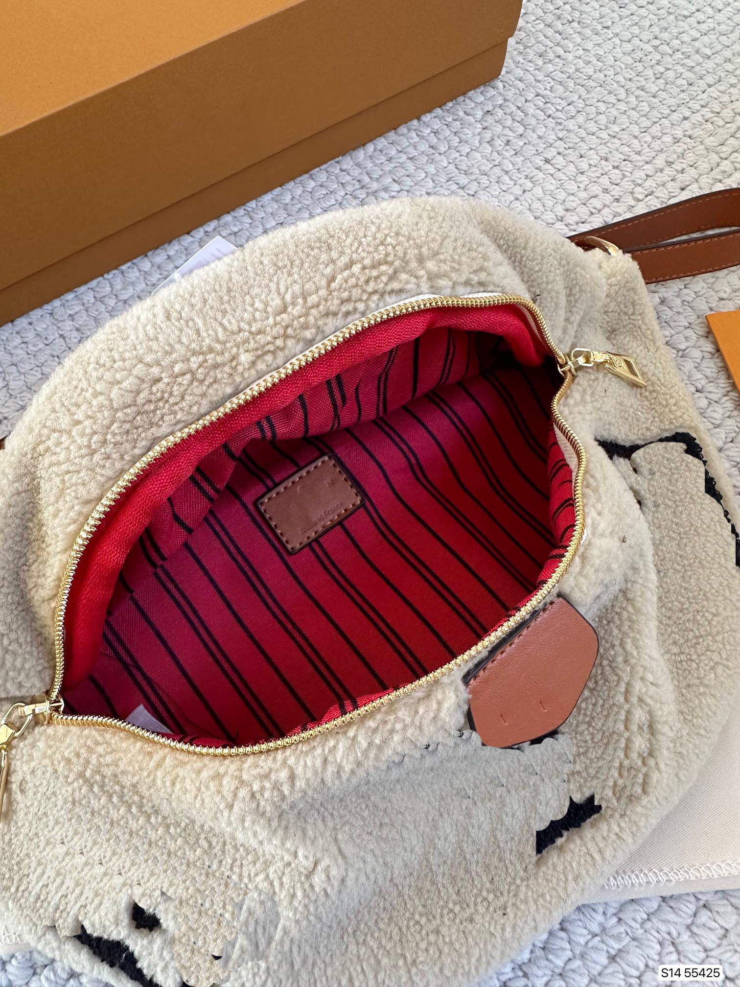 Designer Women's Lamb Wool Fashion Classic Men's Multifunctional Large Capacity Waistpack Trendy bag