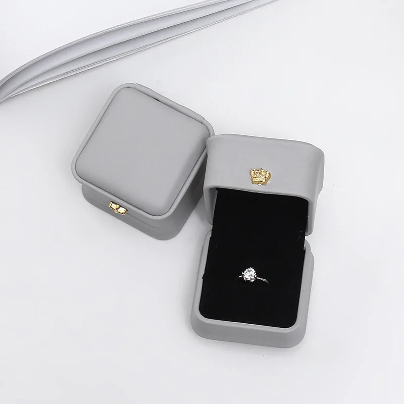 Jewelry Boxes 1Pcs Fashion ring jewelry box 5 8x5 8x4 5cm rose gold navy blue green white Pu crown buckle wedding gift 231011