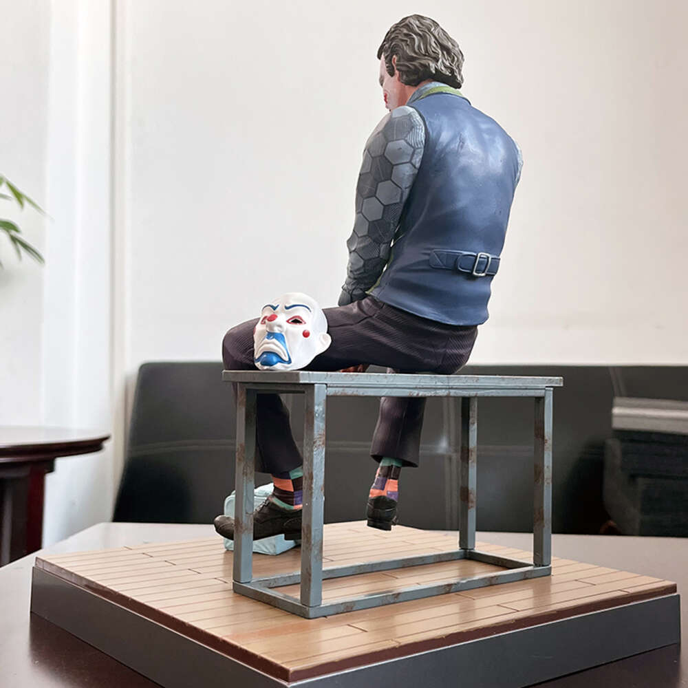 Mascot Costumes Movie Joker Heath Ledger Clown Pvc Action Figure Collection Statue Model Toys 28cm Bookshlef Ornament Christmas Present for Kids