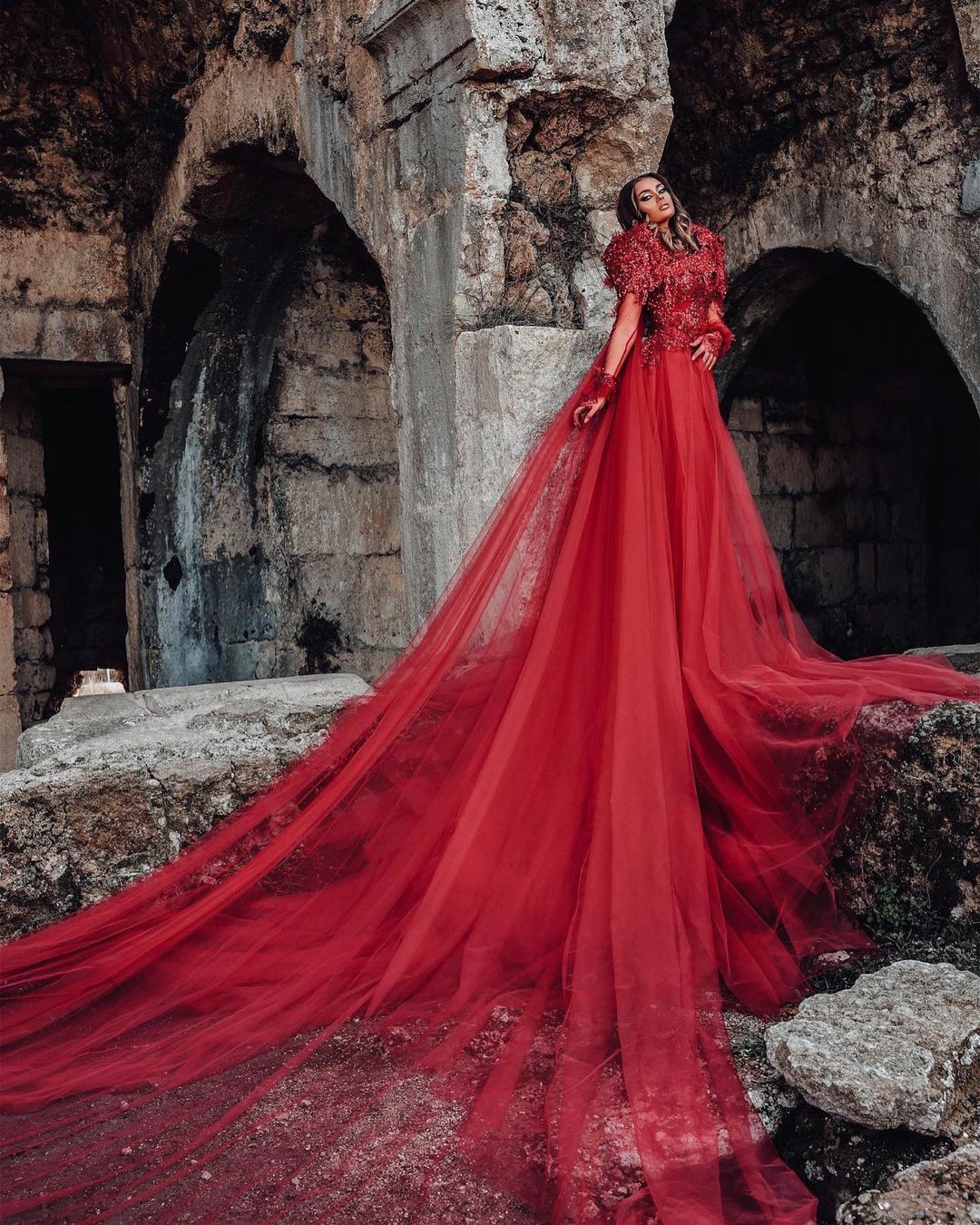 Red A Line Wedding Dress Capped Long Sleeve Lace Bridal Gowns Appliques Beads Sweep Train Bride Dressses