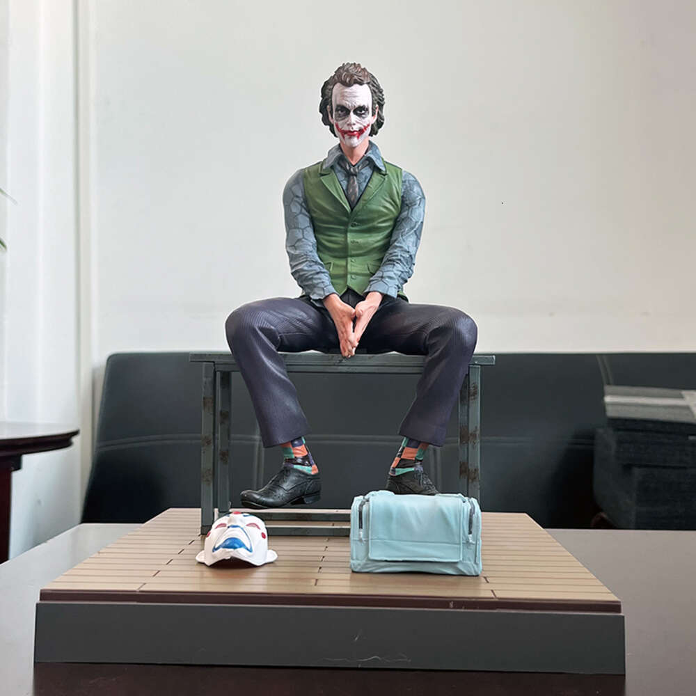 Mascot Costumes Movie Joker Heath Ledger Clown Pvc Action Figure Collection Statue Model Toys 28cm Bookshlef Ornament Christmas Present for Kids