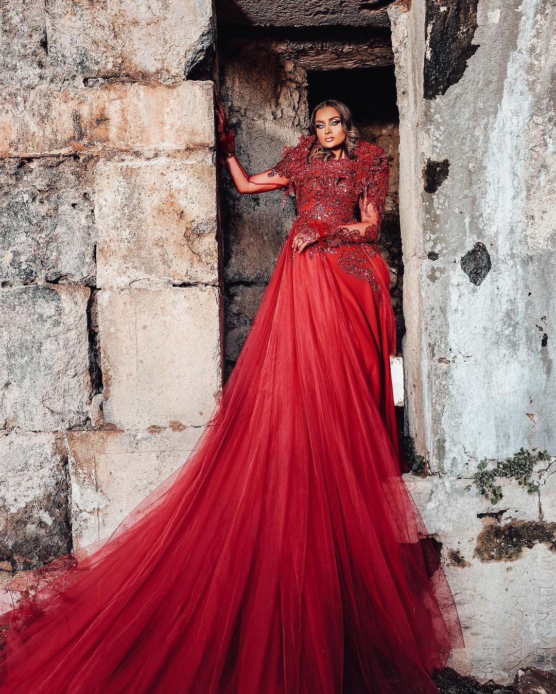 Red A Line Wedding Dress Capped Long Sleeve Lace Bridal Gowns Appliques Beads Sweep Train Bride Dressses