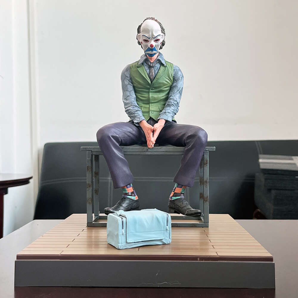 Mascot Costumes Movie Joker Heath Ledger Clown Pvc Action Figure Collection Statue Model Toys 28cm Bookshlef Ornament Christmas Present for Kids