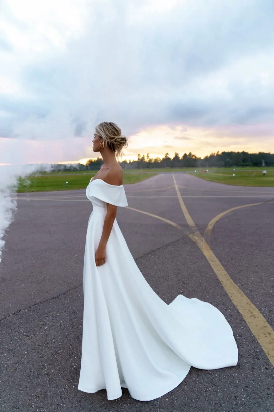 Elegant Long Off the Shoulder Satin Plus Size Wedding Dresses Sleeveless Mermaid Sweep Train Dress Bridal Gowns for Women