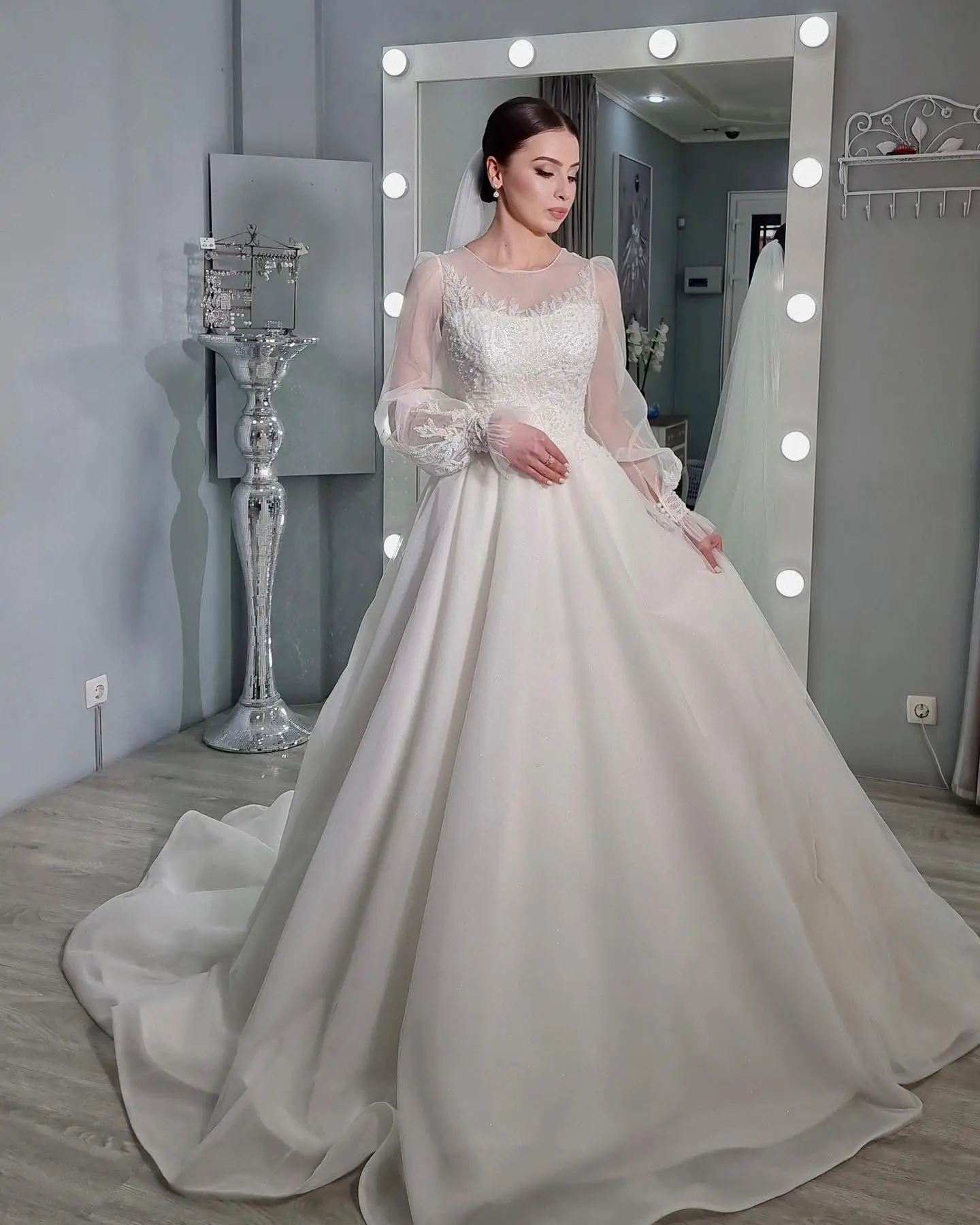 Vintage Long Plus Size Wedding Dresses O Neck Tulle Full Sleeves with Lace Applique A Line Sweep Train Bridal Gowns Formal Occasion Dress for Women
