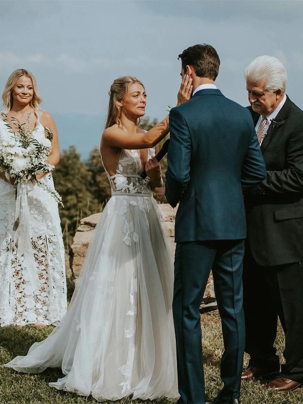 Elegant Long V Neck Tulle Boho Plus Size Wedding Dresses Sleeveless Backless with Flower Appliques A Line Floor Length Bridal Gowns