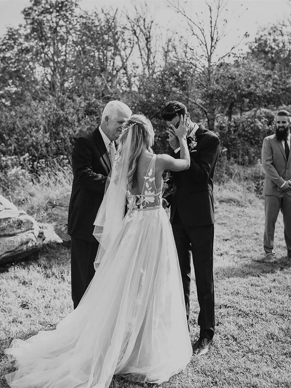 Elegant Long V Neck Tulle Boho Plus Size Wedding Dresses Sleeveless Backless with Flower Appliques A Line Floor Length Bridal Gowns