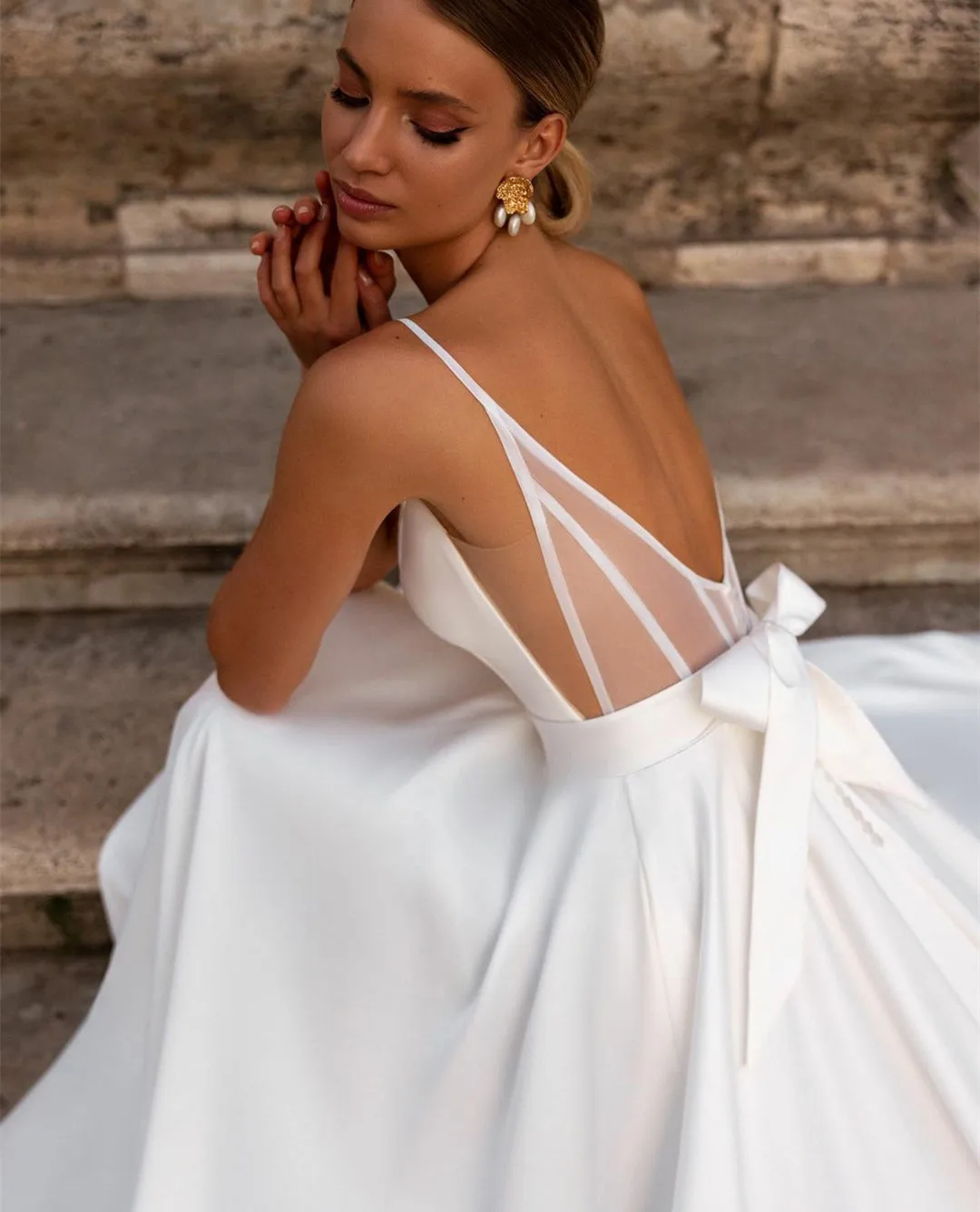 Elegant Long V Neck Satin Plus Size Wedding Dresses Sleeveless with Bow A Line Sweep Train Bridal Gowns for Women