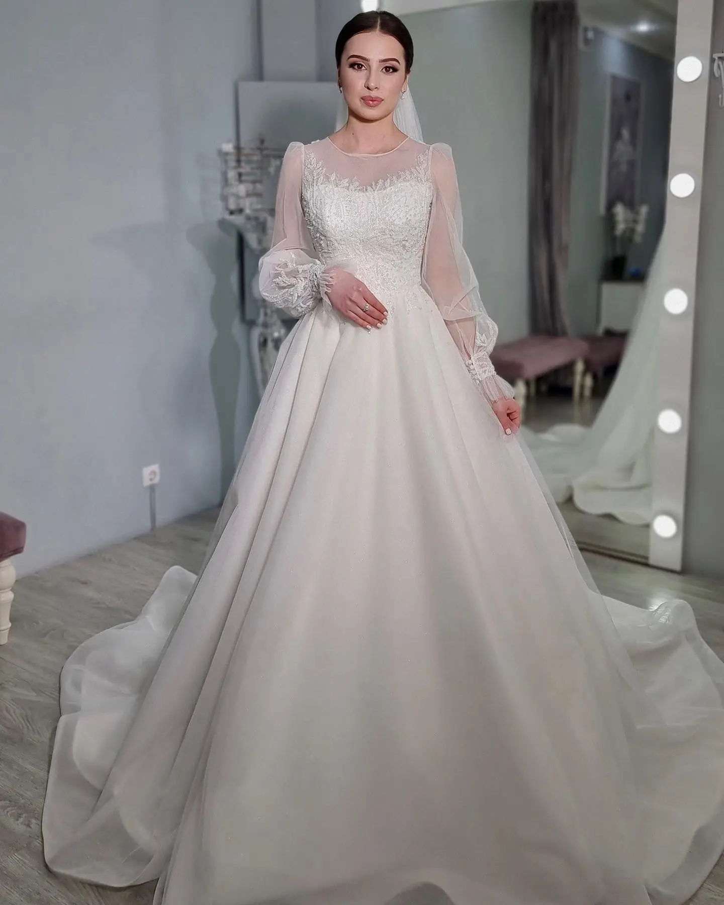 Vintage Long Plus Size Wedding Dresses O Neck Tulle Full Sleeves with Lace Applique A Line Sweep Train Bridal Gowns Formal Occasion Dress for Women