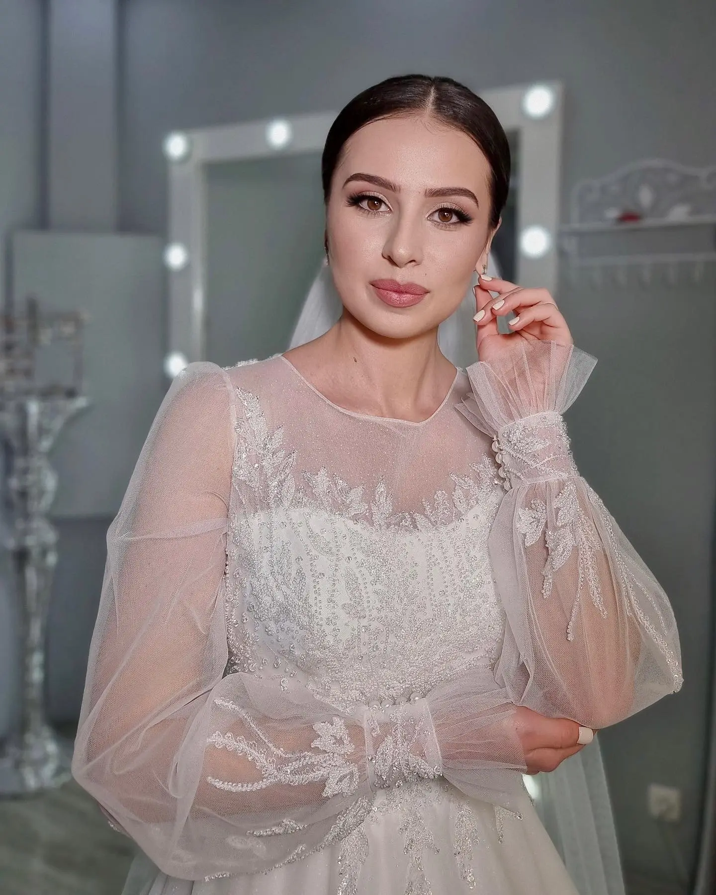 Vintage Long Plus Size Wedding Dresses O Neck Tulle Full Sleeves with Lace Applique A Line Sweep Train Bridal Gowns Formal Occasion Dress for Women