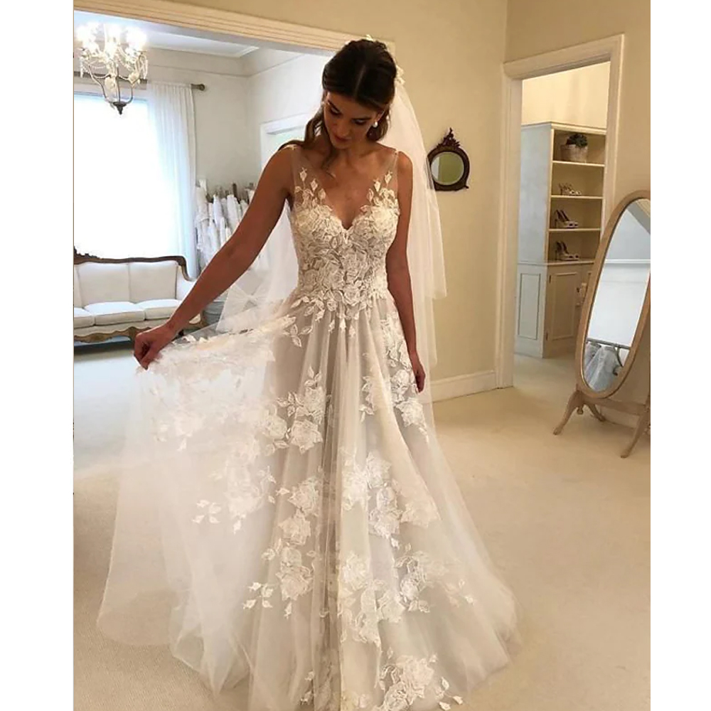 Sexy V Neck Sleeveless Bridal Gown Lace Applique Custom Made Ball Gown Wedding Dresses for Women