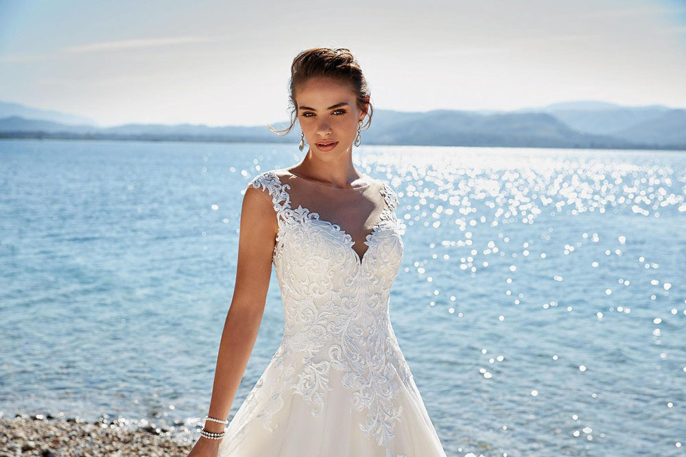 Elegant V Neck Lace Applique Bridal Gown Custom Made Sheer Jewel Collar Floor Length Ball Gown Wedding Dresses for Women