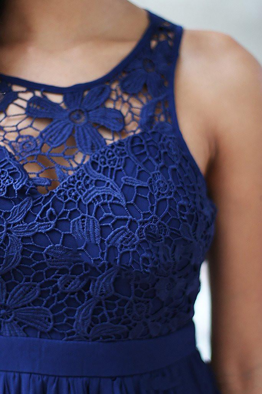 2023 Empire Country Navy Blue Bridesmaid Dresses Jewel Neck Lace Top Chiffon Illusion Backless Floor Length Long Wedding Guest Gowns Custom