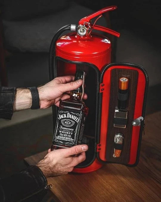Bar Tools Fire Extinguisher Mini Bar Novelty Wine Storage Box Year Birthday Gift For Whisky Loving Fireman Metal Organizer Box 231013