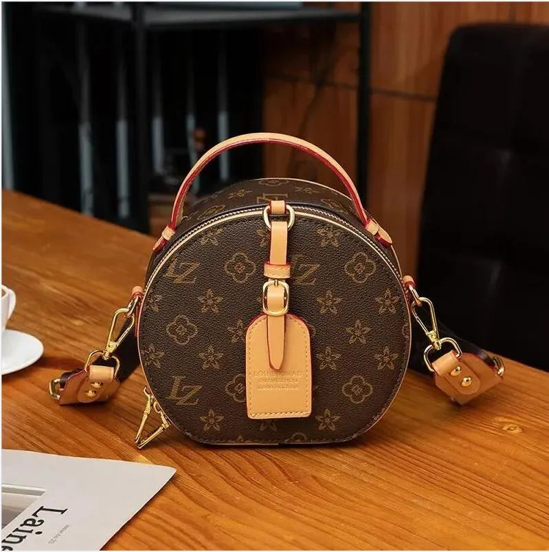 2023 Crossbody Bags Designer Clutch Bags petite boite chapeau boite designer Round bread Presbyopia pattern Womens envelopeHandbag shoulder bags