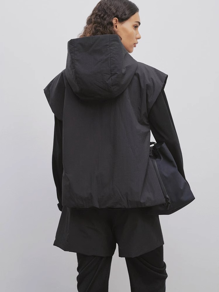 The Ro*Women's Hooded Sleeveless Jacket Zippered Cropped Top