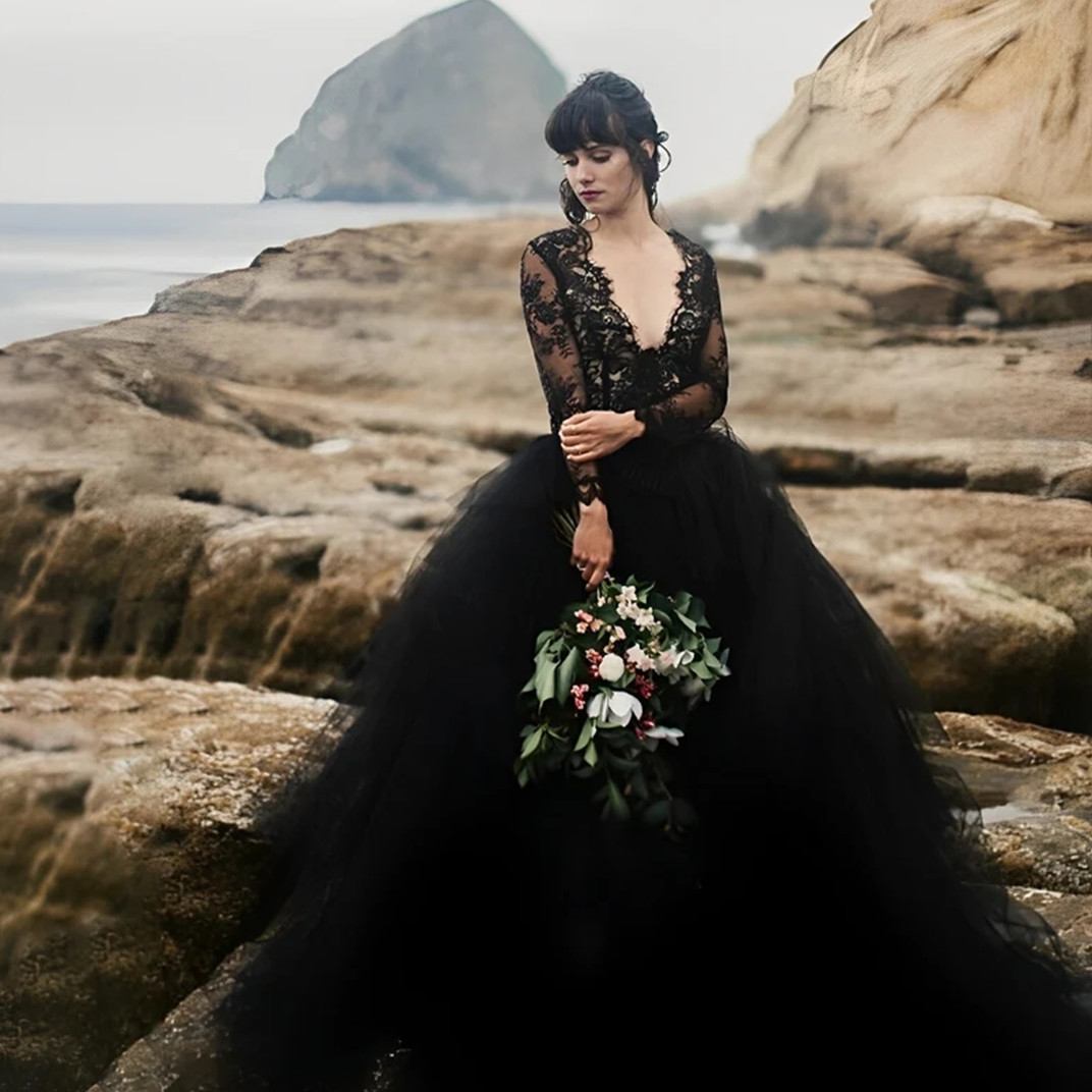 Black A-Line Wedding Dress Long Sleeve Lace Bride Gown Floor Length Vestidos Appliques Modern V Neck