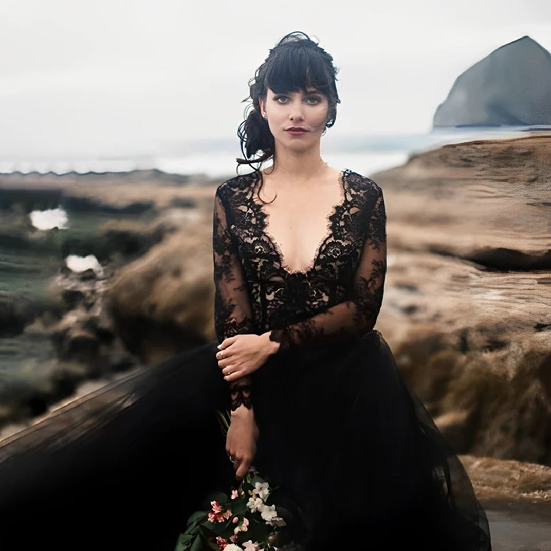 Black A-Line Wedding Dress Long Sleeve Lace Bride Gown Floor Length Vestidos Appliques Modern V Neck