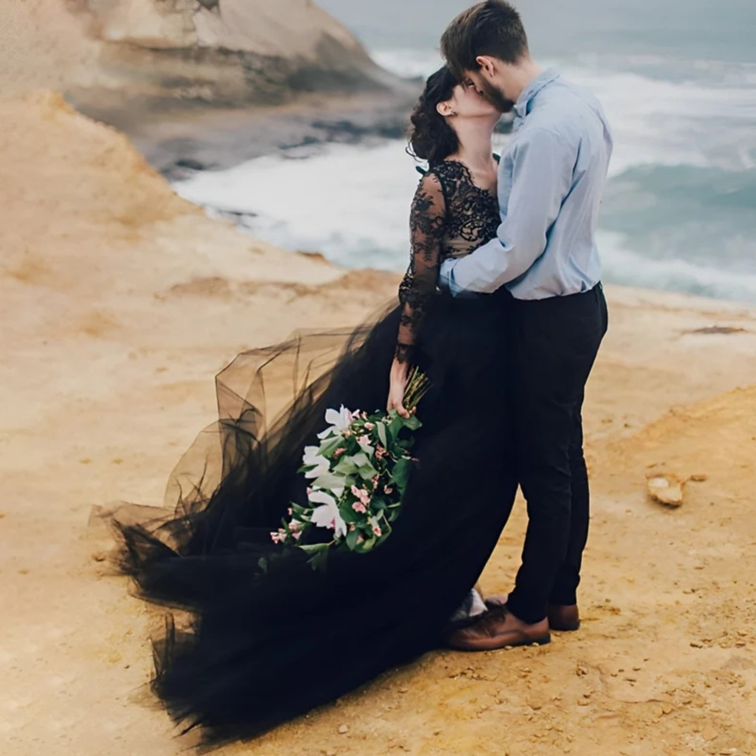 Black A-Line Wedding Dress Long Sleeve Lace Bride Gown Floor Length Vestidos Appliques Modern V Neck