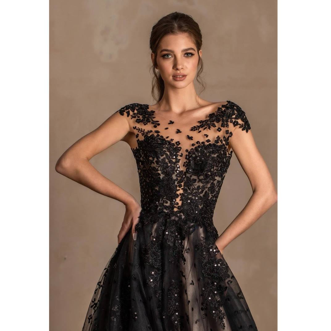 Pleat Bride Gown Long Sleeve Illusion Vestidos De Noiva Black Scoop Wedding Dress Tulle Lace Appliques