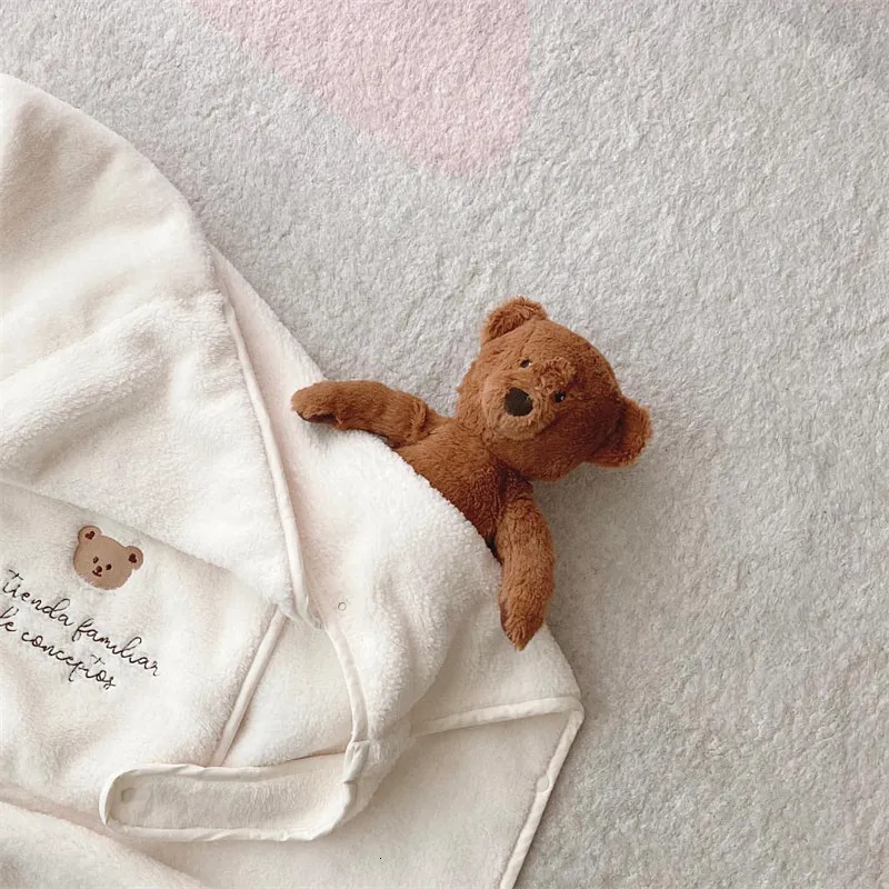 Quilts Embroidered Bear Winter Cloak Stroller Cover Windproof Blanket Toddler Warm Quilt Infant Cloak Nap Cover Outwear 231017