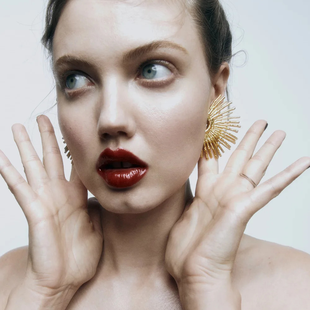 Charm HUANZHI Gold Plated Metal Oversize Earrings Long Drops for Women Maple Leaf Hollow Flower Horn Trendy Chunky Distort Jewelry 231016