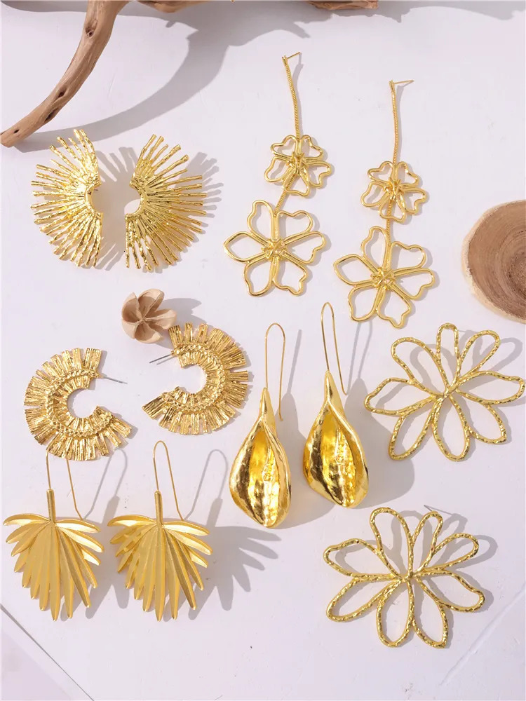 Charm HUANZHI Gold Plated Metal Oversize Earrings Long Drops for Women Maple Leaf Hollow Flower Horn Trendy Chunky Distort Jewelry 231016