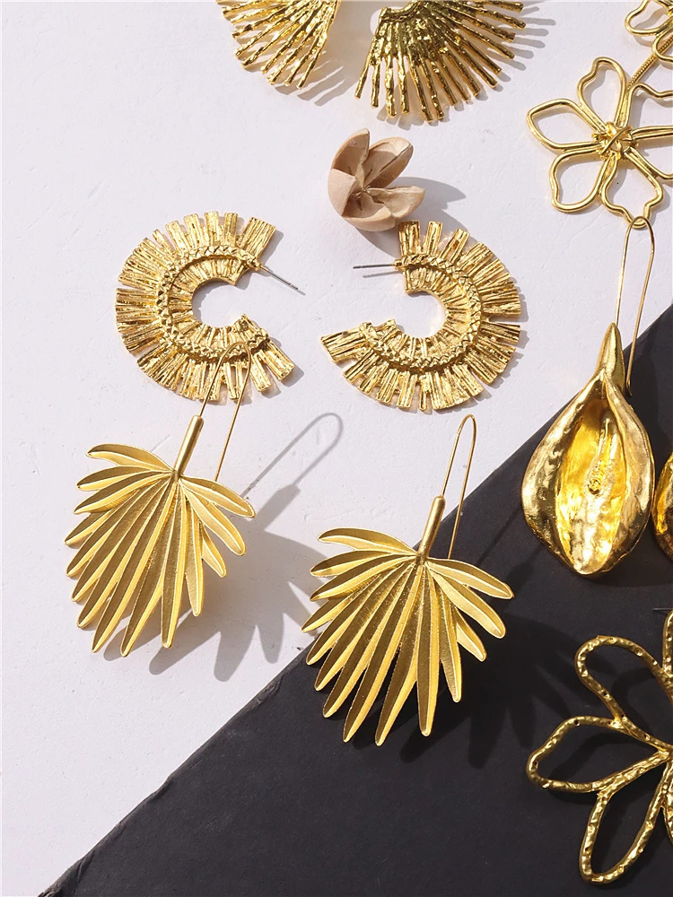 Charm HUANZHI Gold Plated Metal Oversize Earrings Long Drops for Women Maple Leaf Hollow Flower Horn Trendy Chunky Distort Jewelry 231016