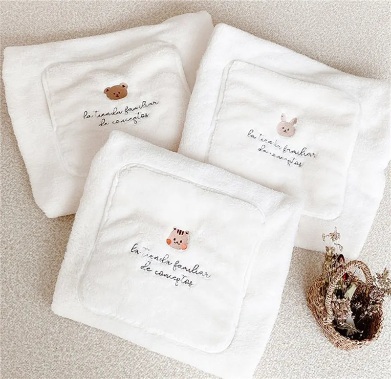 Quilts Embroidered Bear Winter Cloak Stroller Cover Windproof Blanket Toddler Warm Quilt Infant Cloak Nap Cover Outwear 231017