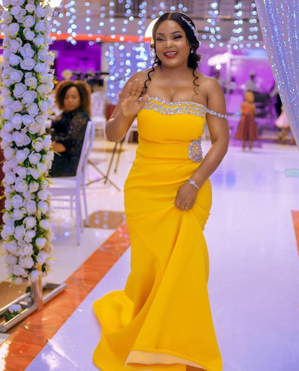 2023 Yellow Off Shoulder Long Mermaid Bridesmaid Dresses with Crystal Satin Plus Size Maid of Honor Dress Customized Formal Evening Gowns