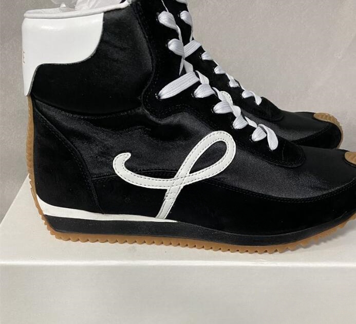 Mens Womens Sneaker Shoes Flow Runner in nylon suede Lace up Designer sneaker soft upper honey rubber wave sole Curves around XX88121