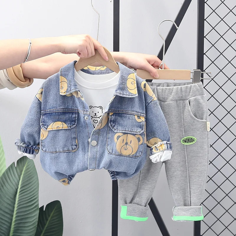 Clothing Sets Spring Autumn Children Boys 3PCS Clothing Set Cartoon Bear Denim Jacket Cotton Sweatshirts Casual Pants Baby Boy Clothes 231020
