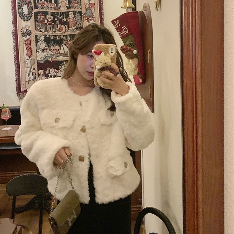 Lamb wool coat for women in winter, ultra short, environmentally friendly, round neck, small fragrant style, thickened fur coat, cotton jacket, gentle