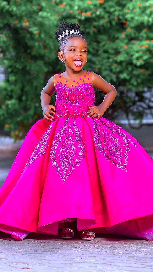 2023 Lace Fuchsia Flower Girl Dresses Ball Gown Satin Pearls Sheer Neck Vintage Little Girl Peageant Dress Gowns ZJ414