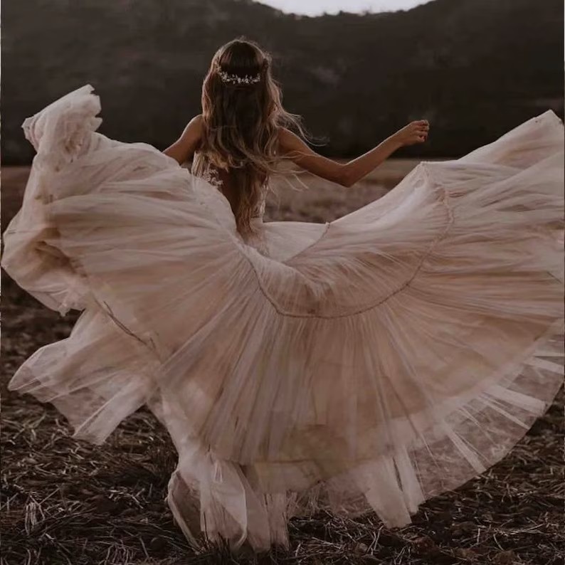 White A Line Wedding Dresses Bridal Gowns Puffy Tiered Tulle Skirt Sleeveless Long Floor Length Bride Dress