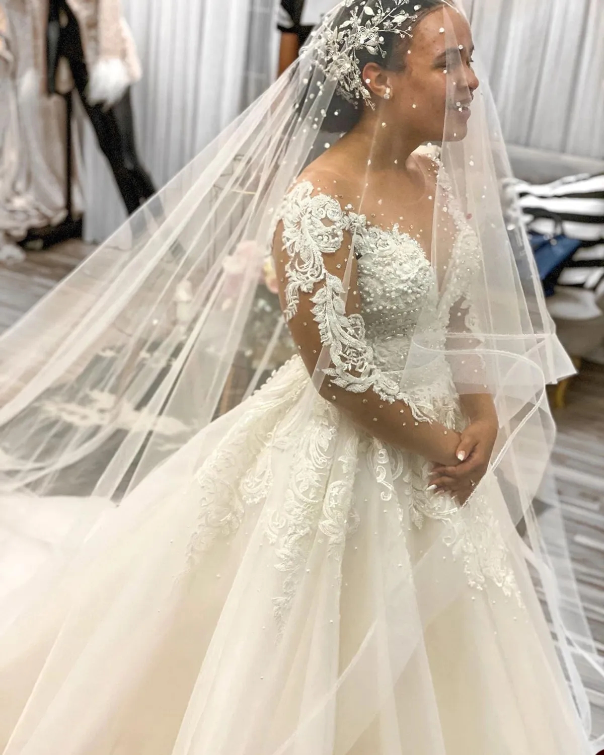 A E Wedding Dresses : Elegant Sheer Neck 3D Wers Pearls Bridal Gowns